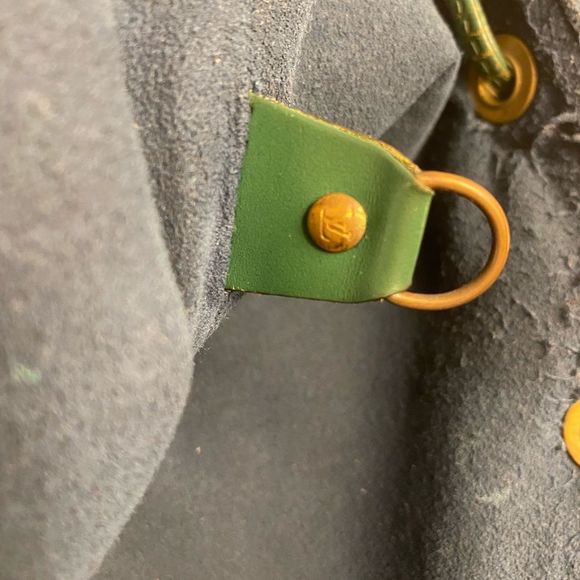 Louis Vuitton epi bicolor bag and green pouch. Good used condition. AR0995 - Picture 6 of 16